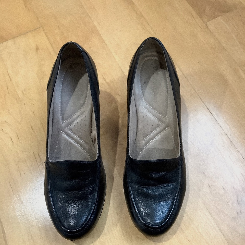 Naturalizer leather pumps, size 6.5, 2.5” block heel